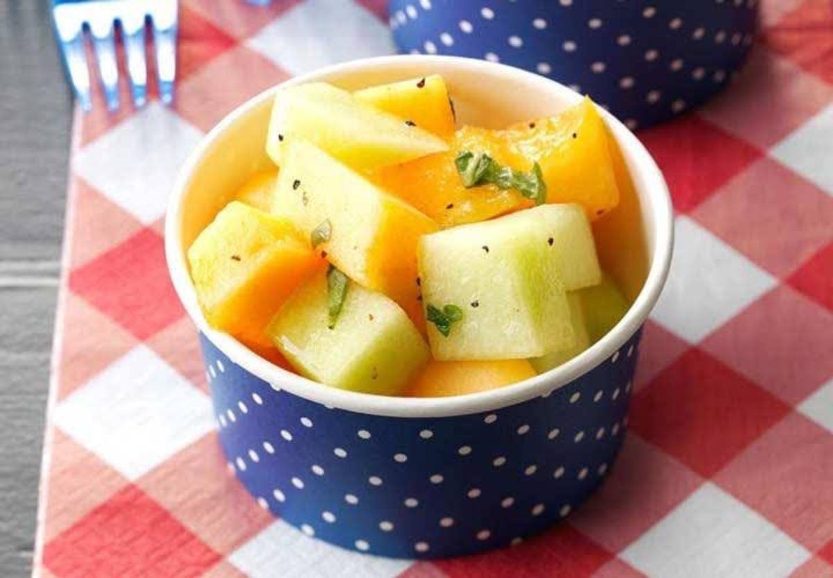 سالاد میوه تابستانی گرمک با ریحان