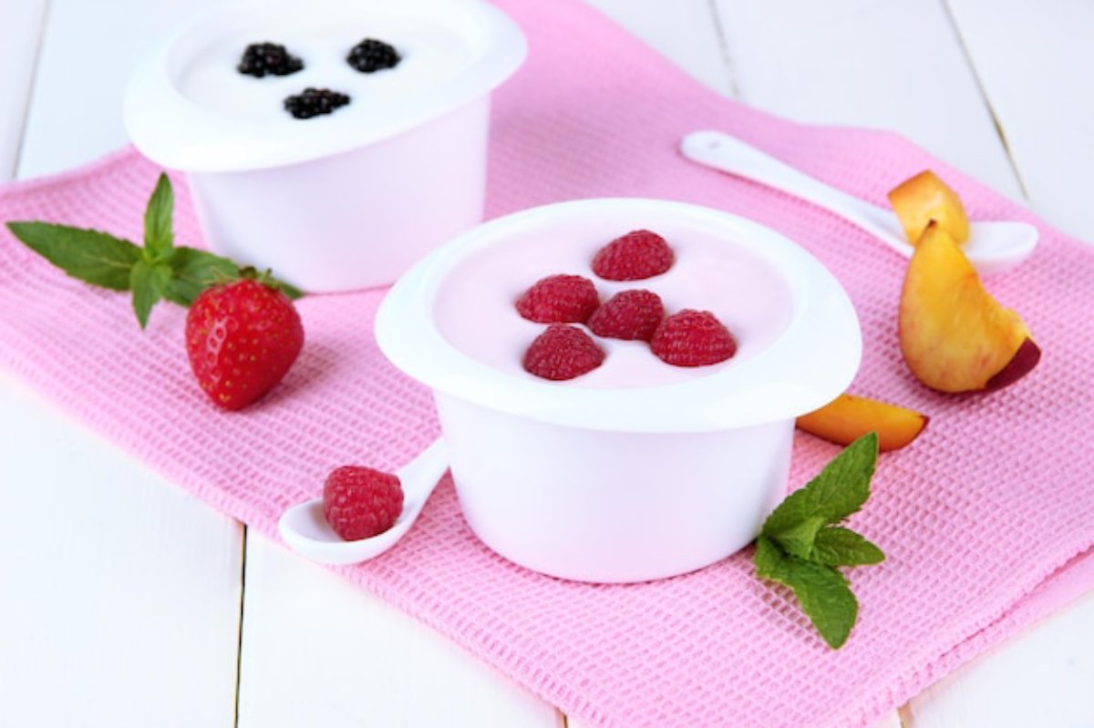 صبحانه مقوی برای کودکان کم وزن-ماست میوه ای