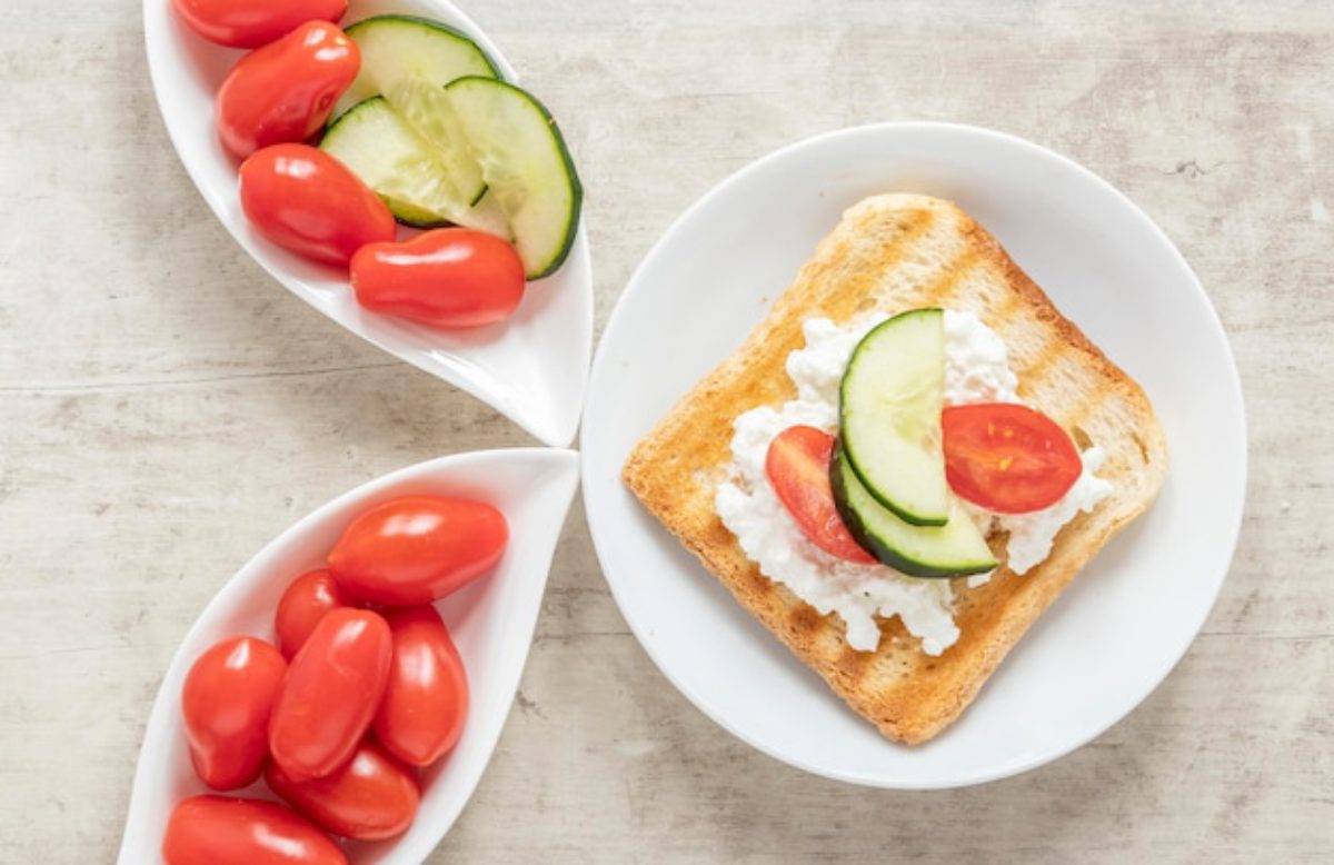 صبحانه با نان تست برای بچه ها-تست با پنیر و گوجه و خیار