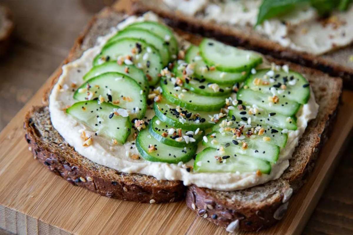 صبحانه برای بچه ها با نان تست-تست حمص و خیار