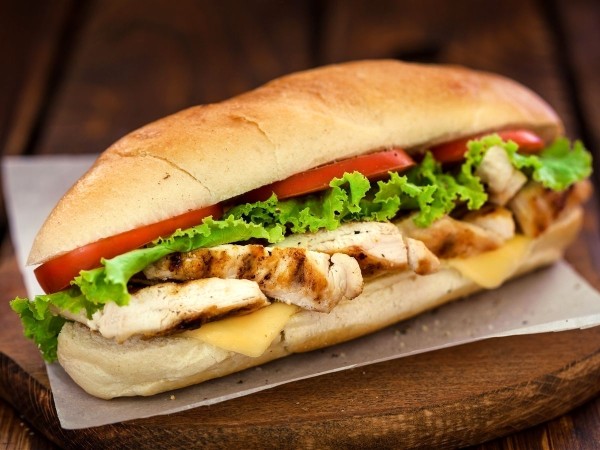 ساندویچ مرغ گریل با دوغ ( ویژه دبستان )
